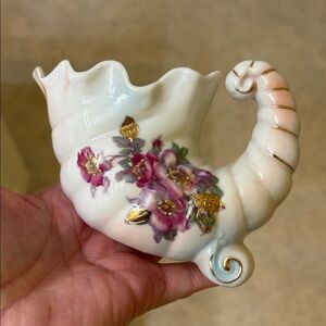 Elegant Floral Cornucopia Vase